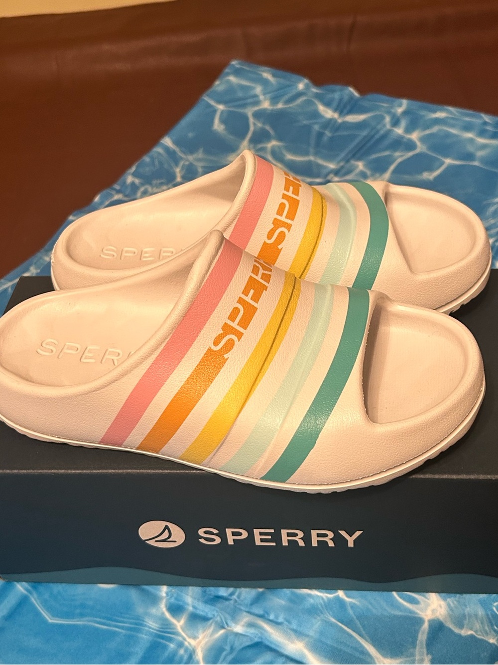 NIB Sperry Windward Float Slide with Pastel Rainbow Stripes Women’s 6 Slip-On